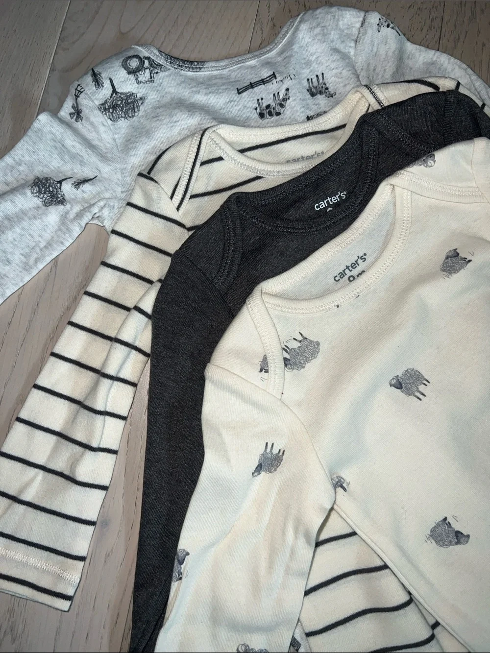 Carter's - 4 onesies set